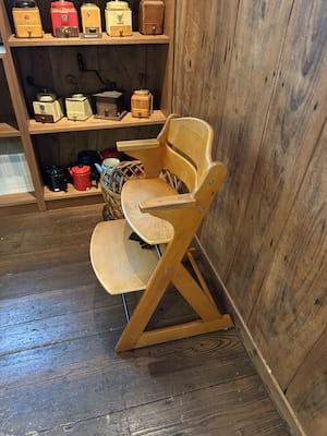mokichi cafeの子供用の椅子
