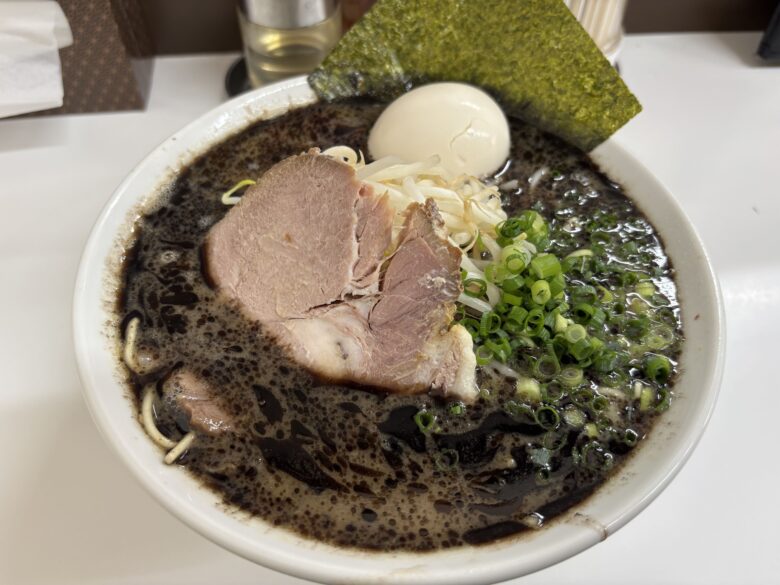 ぶたまるきの黒らーめんに味付玉子トッピング